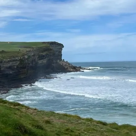 Casa Buganvilla. Con Jardin, A 100 Metros Del Centro. Apartment Comillas